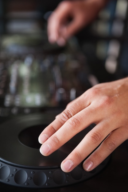 Photo close up of hands spinning the decks