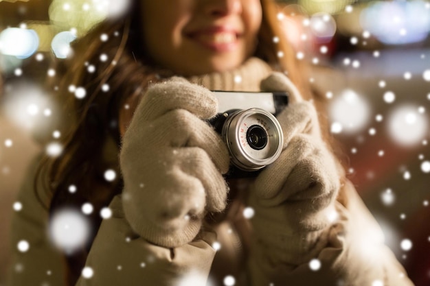 Photo close up of happy woman with camera at christmas