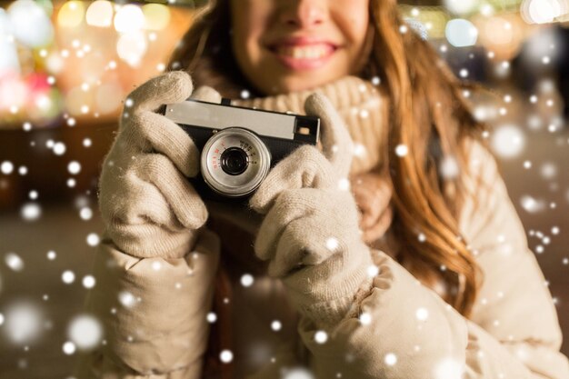 Photo close up of happy woman with camera at christmas