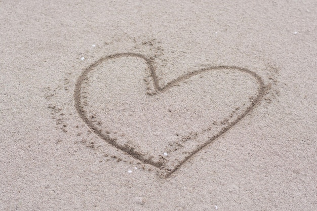 Photo close-up of heart shape on sand