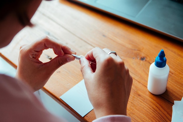 Photo close-up high angle view of woman holding thread on table