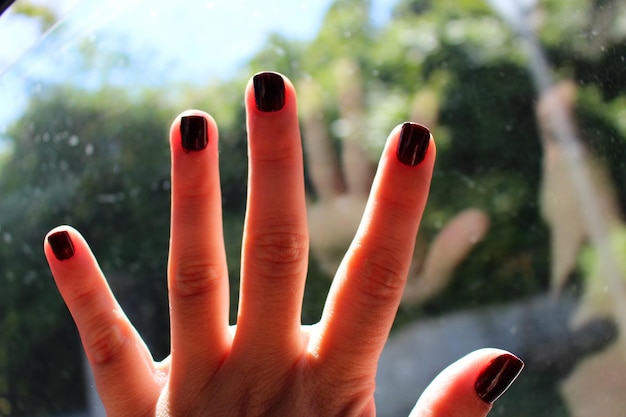 Photo close-up of human fingers with nail varnish