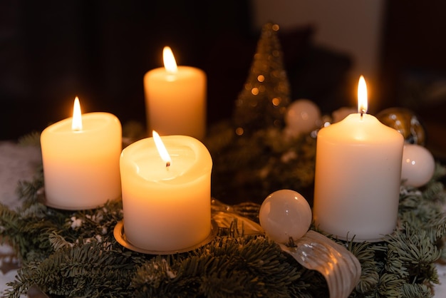 Photo close-up of illuminated candles on table