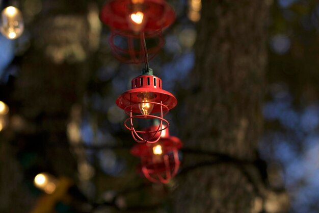 Photo close-up of illuminated light bulb