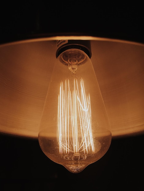 Photo close-up of illuminated light bulb