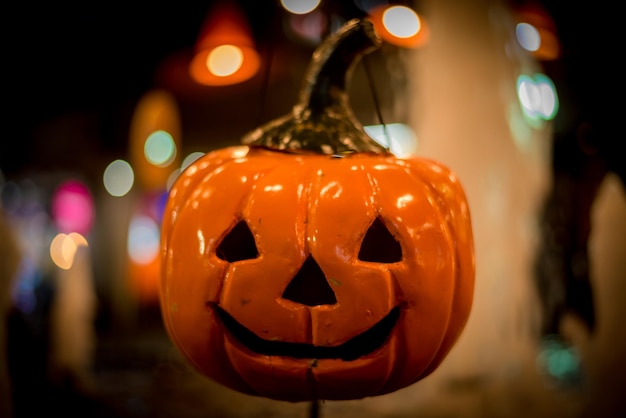 Photo close-up of jack o lantern hanging during halloween