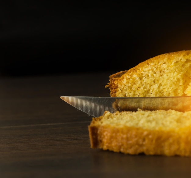 Photo close-up of knife on bread at table