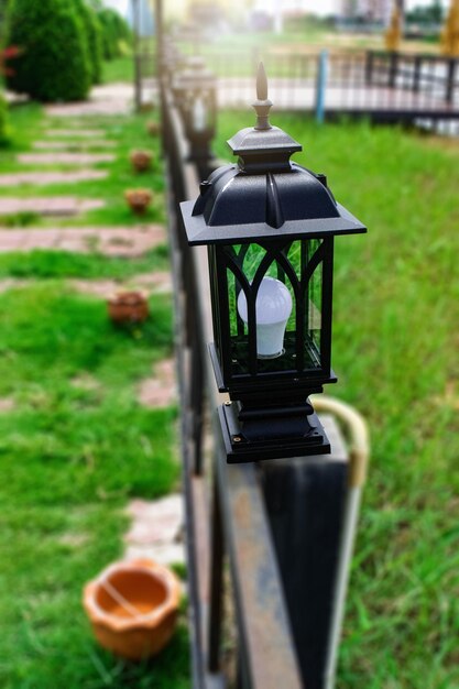 Photo close-up of lantern on footpath