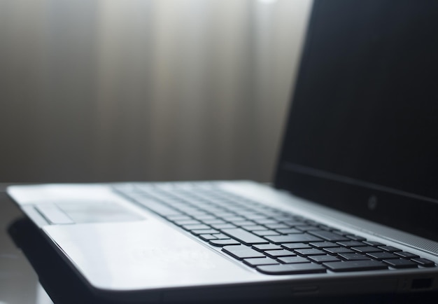 Photo close-up of laptop on table