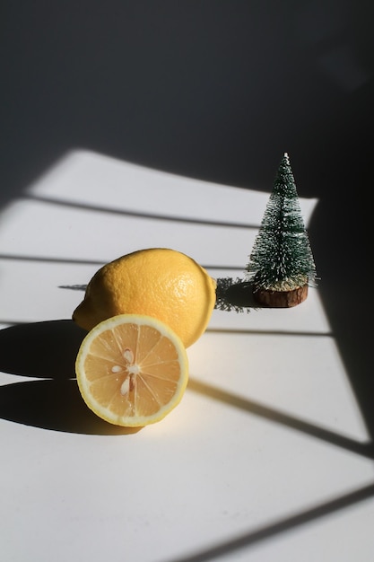 Photo close-up of lemon on table