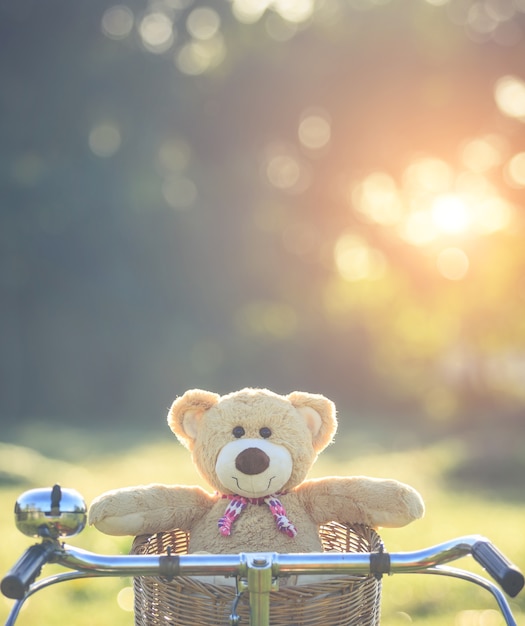 Photo close up lovely brown teddy bear sitting on grass field