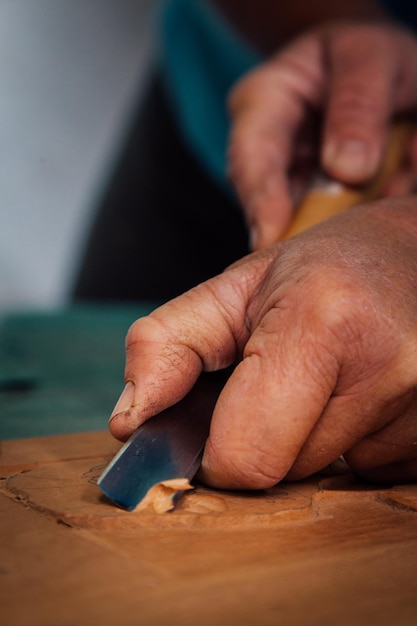 Photo close-up of man holding hand