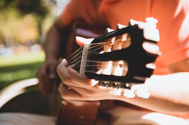 Photo close-up of man playing guitar