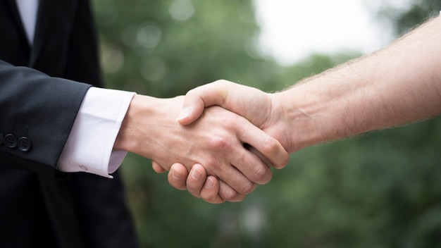 Photo close-up of man shaking hands