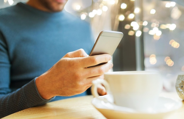 Photo close up of man with smartphones at cafe