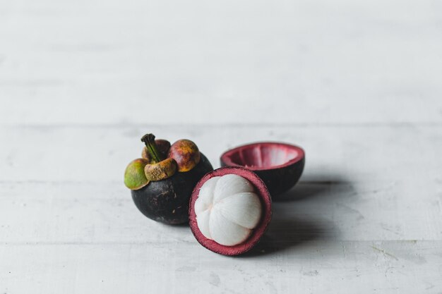 Photo close-up of mangosteens on table