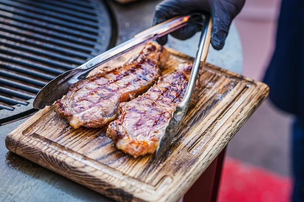 Photo close-up of meat on barbecue grill