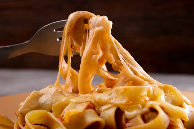 Close up on melted mac and cheese