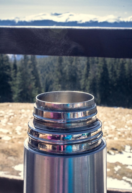 Photo close up metal bottle near train window concept photo