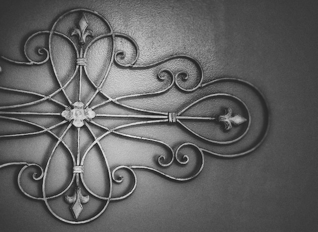 Photo close-up of metal decoration on wall