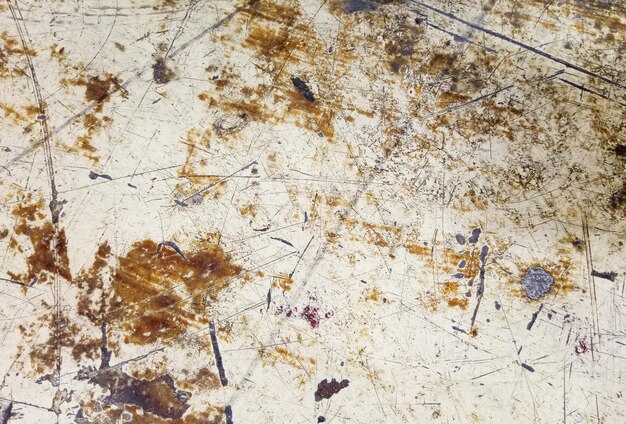 Photo a close up of a metal table with a scratched surface and a red stain.