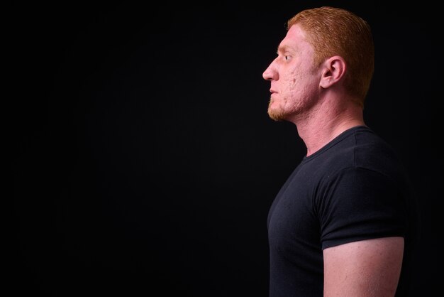 Photo close up of muscular man from syria with orange hair isolated