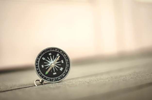 Photo close-up of navigational compass on table