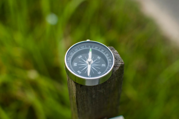 Photo close-up of navigational compass on wood