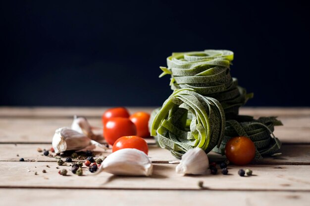 Photo close-up of pasta with ingredients on table