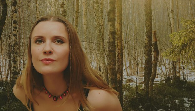 Photo close-up portrait of beautiful woman in forest