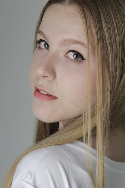 Photo close-up portrait of a beautiful young woman looking away