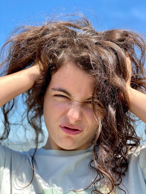 Photo close-up portrait of beautiful young woman