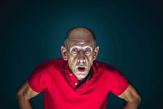 Photo close up portrait of crazy scared and shocked man isolated on dark background