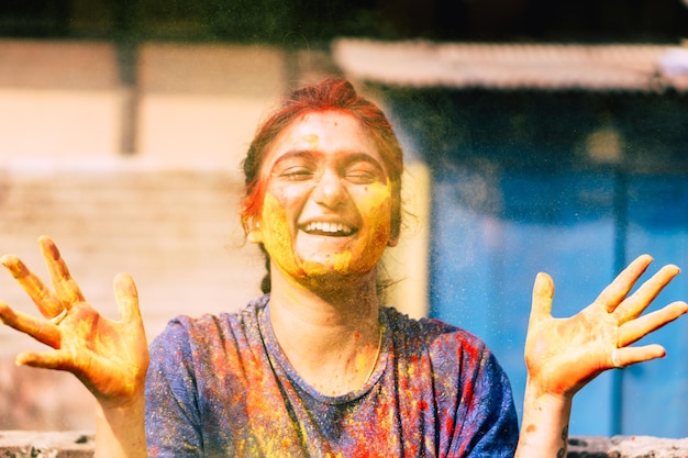 Photo close-up portrait of happy woman covered with powder paint