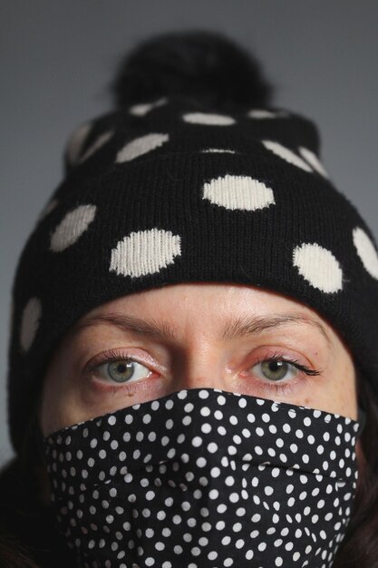 Photo close-up portrait of human face covered with hair