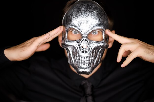 Photo close-up portrait of a man wearing a skeleton mask