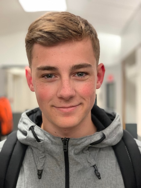 Photo close-up portrait of smiling young man