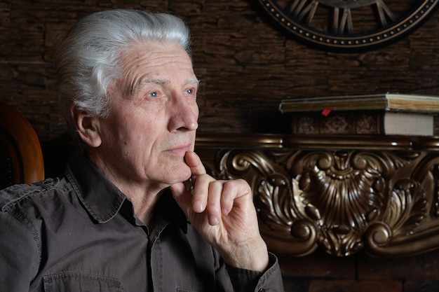 Photo close up portrait of thoughtful senior man at home