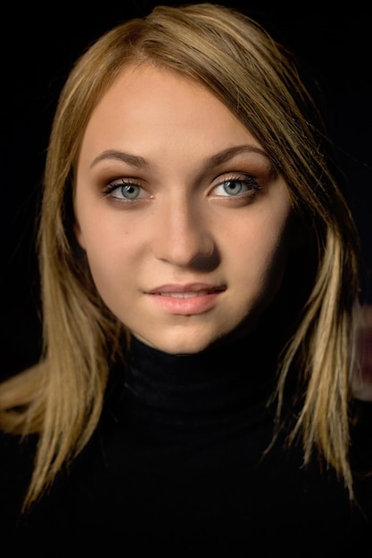 Photo close-up portrait of young woman against black background