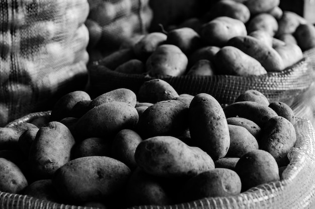 Photo close-up of potatoes in basket for sale