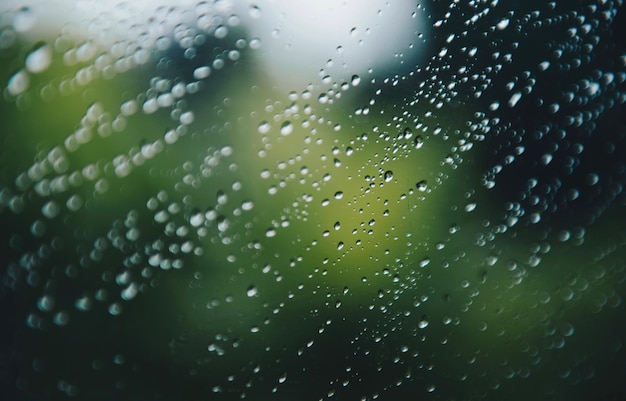 Photo close-up of raindrops on glass window