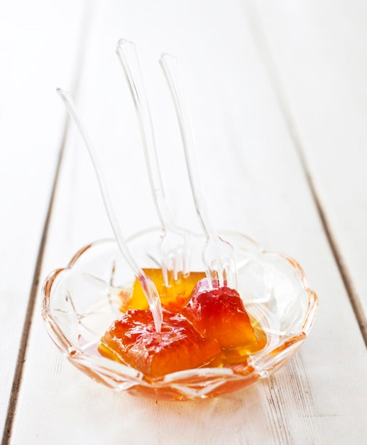 Photo close-up of red chili peppers in glass on table