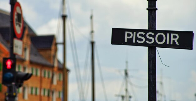 Photo close-up of road sign against sky