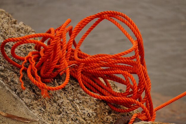 Photo close-up of rope tied to bollard