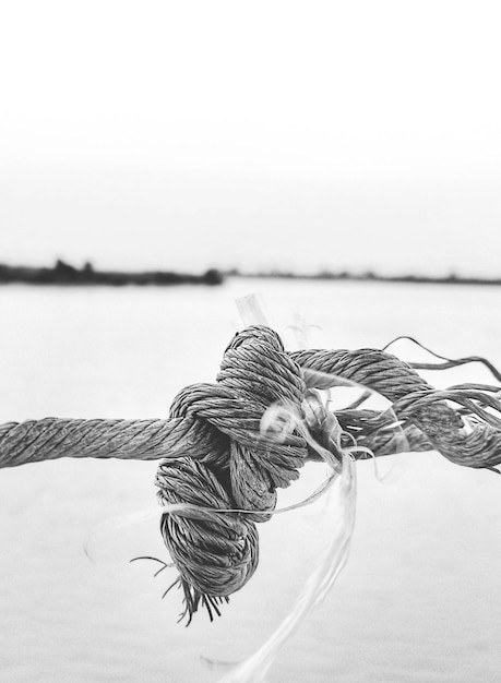 Photo close-up of rope tied up on beach