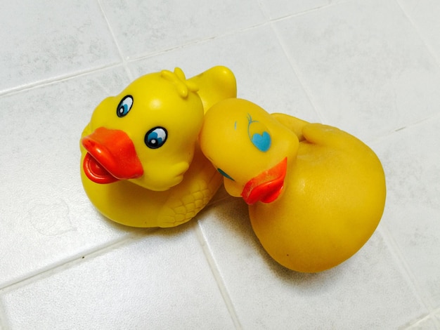 Photo close-up of rubber ducks