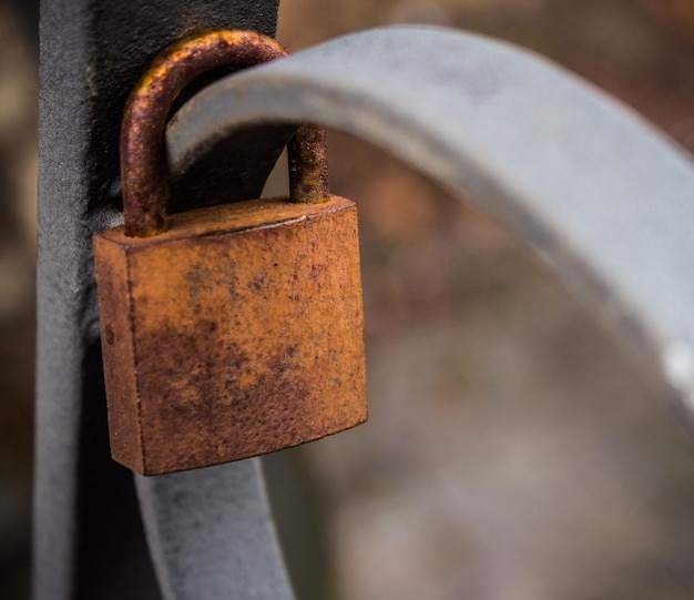 Photo close-up of rusty padlock on metal