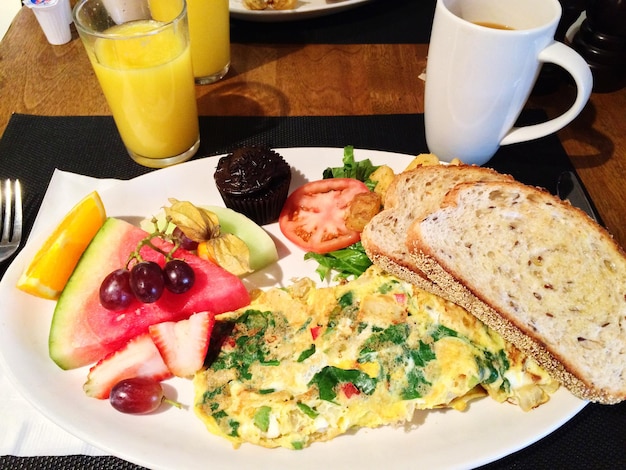 Photo close-up of served breakfast