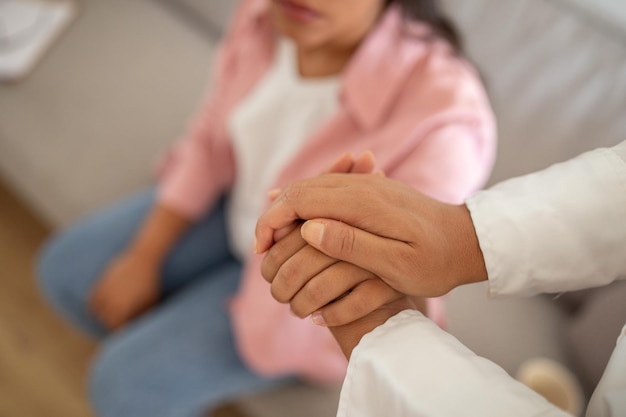 Photo a close up shot showing the hands of a therapist and a patient holding each other the patients hand