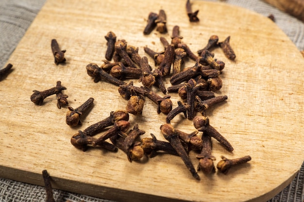 Photo close-up of spices on cutting board